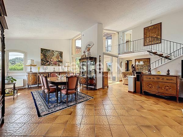 MANDELIEU : Maison d'architecte 5P LUMINEUSE, au calme