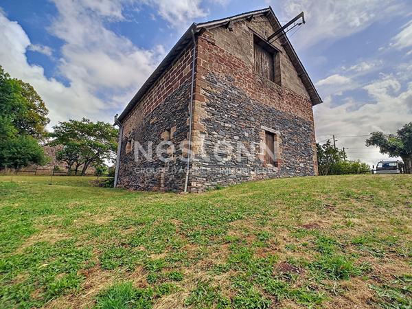 Maison d'habitation et deux granges à vendre à Saint Aulaire - 3 chambres - 1 sde - Deux puits