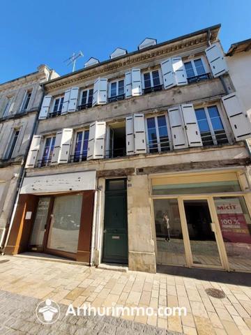 Vente Immeuble 8 pièces 180 m2 à Saint-Jean-d'Angély