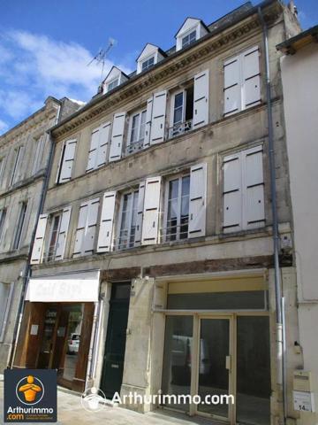 Vente Immeuble 8 pièces 180 m2 à Saint-Jean-d'Angély
