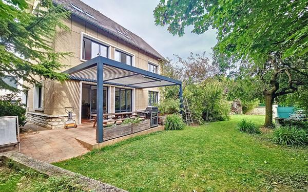 Maison à vendre    7 pièces •  Suresnes