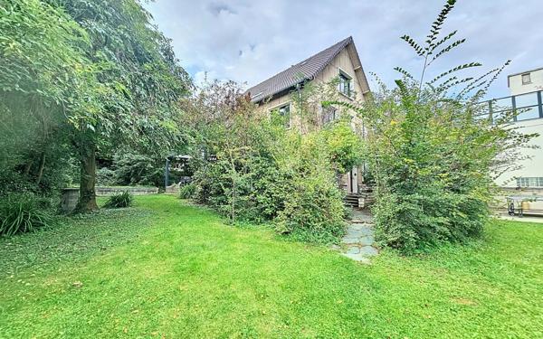 Maison à vendre    7 pièces •  Suresnes