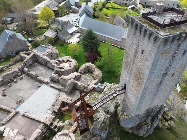 Propriété d’Exception au Pied de la Tour d’Apcher – Lozère (48200)
