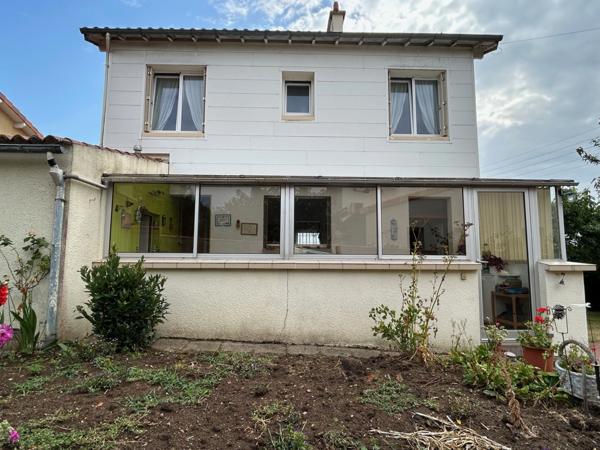 MAISON DE 1967, 4 CHAMBRES, GARAGE ET VERANDA SUR 400M² EN SECTEUR RÉSIDENTIEL