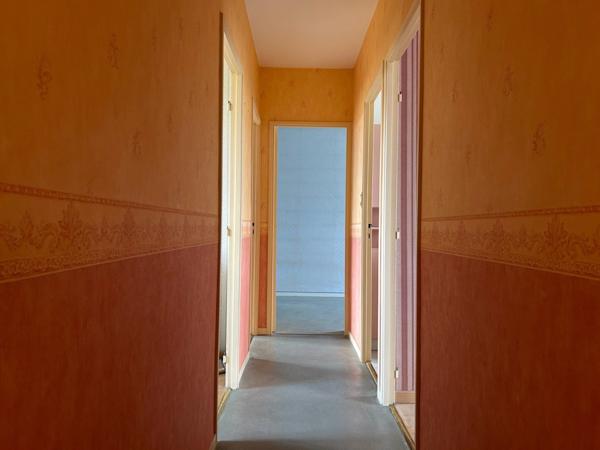 MAISON DE 1967, 4 CHAMBRES, GARAGE ET VERANDA SUR 400M² EN SECTEUR RÉSIDENTIEL