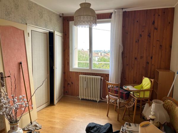 MAISON DE 1967, 4 CHAMBRES, GARAGE ET VERANDA SUR 400M² EN SECTEUR RÉSIDENTIEL