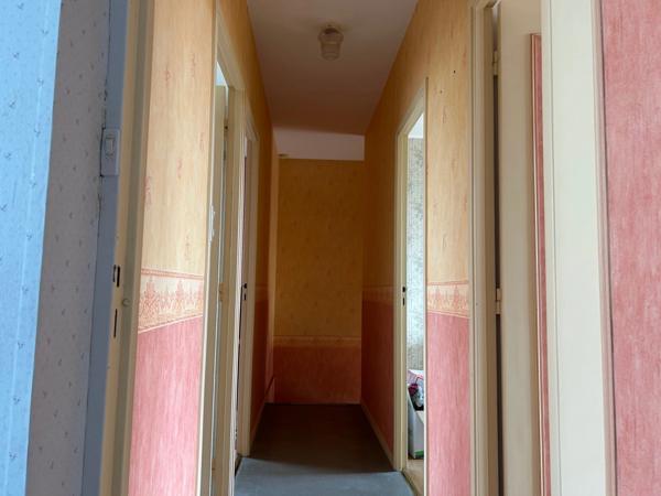 MAISON DE 1967, 4 CHAMBRES, GARAGE ET VERANDA SUR 400M² EN SECTEUR RÉSIDENTIEL