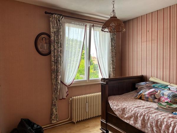 MAISON DE 1967, 4 CHAMBRES, GARAGE ET VERANDA SUR 400M² EN SECTEUR RÉSIDENTIEL