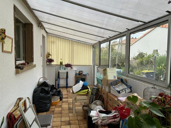 MAISON DE 1967, 4 CHAMBRES, GARAGE ET VERANDA SUR 400M² EN SECTEUR RÉSIDENTIEL