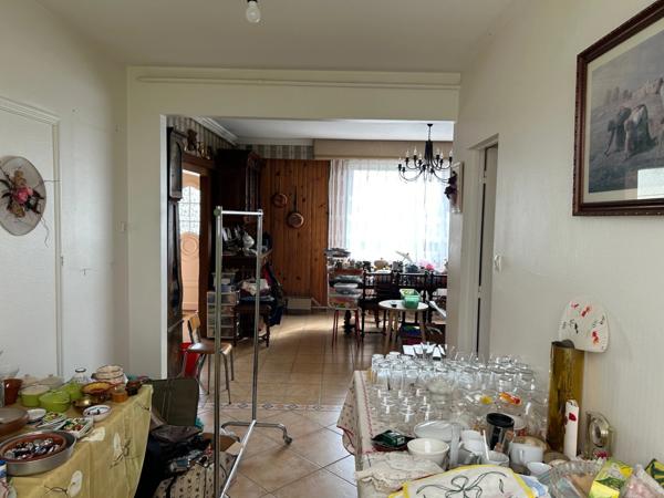 MAISON DE 1967, 4 CHAMBRES, GARAGE ET VERANDA SUR 400M² EN SECTEUR RÉSIDENTIEL