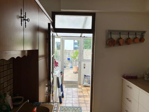 MAISON DE 1967, 4 CHAMBRES, GARAGE ET VERANDA SUR 400M² EN SECTEUR RÉSIDENTIEL