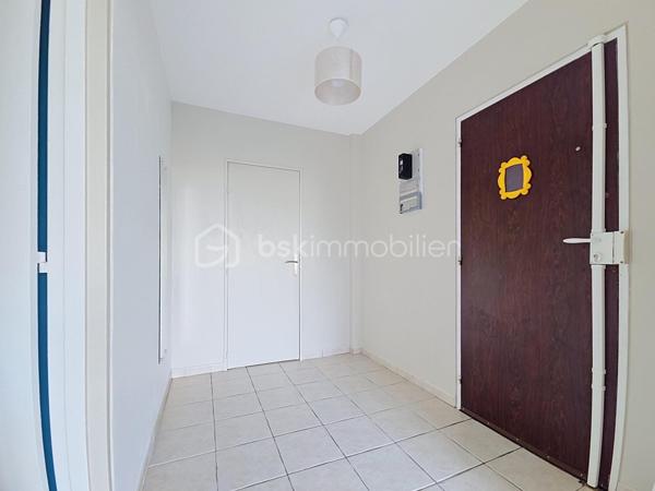 ***Brou-sur-Chantereine***
Venez découvrir cet appartement  situé au 4ème et dernier étage sans ascenseur, dans la résidence recherchée " Chanteclair ",  calme et sécurisée.
Proche de toutes commodités: écoles, commerces, clinique, gare Vaires / Torcy à 15 minutes à pied.
Il se compose d'une entrée, d'un salon LUMINEUX, une grande cuisine entièrement aménagée et équipée donnant sur un balcon, de trois chambres, un grand dressing aménagé, une salle de bain et un WC séparé.
Un emplacement de parking.
Une cave en sous-sol.
*Charges comprenant l'eau et chauffage inclus.
* Ravalement récent

Les atouts:
- Très Lumineux avec une belle vue arborée, sans aucun vis à vis.
- Une cave + un emplacement de parking,
- Résidence calme et sécurisée,
- De nombreux rangements,
- Aucun travaux à prévoir,
- Ravalement récent.
***Accordez-vous une simple visite et laissez-vous charmer !