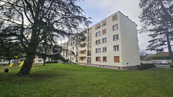 ***Brou-sur-Chantereine***
Venez découvrir cet appartement  situé au 4ème et dernier étage sans ascenseur, dans la résidence recherchée " Chanteclair ",  calme et sécurisée.
Proche de toutes commodités: écoles, commerces, clinique, gare Vaires / Torcy à 15 minutes à pied.
Il se compose d'une entrée, d'un salon LUMINEUX, une grande cuisine entièrement aménagée et équipée donnant sur un balcon, de trois chambres, un grand dressing aménagé, une salle de bain et un WC séparé.
Un emplacement de parking.
Une cave en sous-sol.
*Charges comprenant l'eau et chauffage inclus.
* Ravalement récent

Les atouts:
- Très Lumineux avec une belle vue arborée, sans aucun vis à vis.
- Une cave + un emplacement de parking,
- Résidence calme et sécurisée,
- De nombreux rangements,
- Aucun travaux à prévoir,
- Ravalement récent.
***Accordez-vous une simple visite et laissez-vous charmer !
