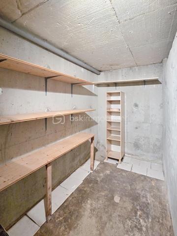 ***Brou-sur-Chantereine***
Venez découvrir cet appartement  situé au 4ème et dernier étage sans ascenseur, dans la résidence recherchée " Chanteclair ",  calme et sécurisée.
Proche de toutes commodités: écoles, commerces, clinique, gare Vaires / Torcy à 15 minutes à pied.
Il se compose d'une entrée, d'un salon LUMINEUX, une grande cuisine entièrement aménagée et équipée donnant sur un balcon, de trois chambres, un grand dressing aménagé, une salle de bain et un WC séparé.
Un emplacement de parking.
Une cave en sous-sol.
*Charges comprenant l'eau et chauffage inclus.
* Ravalement récent

Les atouts:
- Très Lumineux avec une belle vue arborée, sans aucun vis à vis.
- Une cave + un emplacement de parking,
- Résidence calme et sécurisée,
- De nombreux rangements,
- Aucun travaux à prévoir,
- Ravalement récent.
***Accordez-vous une simple visite et laissez-vous charmer !