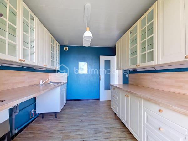 ***Brou-sur-Chantereine***
Venez découvrir cet appartement  situé au 4ème et dernier étage sans ascenseur, dans la résidence recherchée " Chanteclair ",  calme et sécurisée.
Proche de toutes commodités: écoles, commerces, clinique, gare Vaires / Torcy à 15 minutes à pied.
Il se compose d'une entrée, d'un salon LUMINEUX, une grande cuisine entièrement aménagée et équipée donnant sur un balcon, de trois chambres, un grand dressing aménagé, une salle de bain et un WC séparé.
Un emplacement de parking.
Une cave en sous-sol.
*Charges comprenant l'eau et chauffage inclus.
* Ravalement récent

Les atouts:
- Très Lumineux avec une belle vue arborée, sans aucun vis à vis.
- Une cave + un emplacement de parking,
- Résidence calme et sécurisée,
- De nombreux rangements,
- Aucun travaux à prévoir,
- Ravalement récent.
***Accordez-vous une simple visite et laissez-vous charmer !