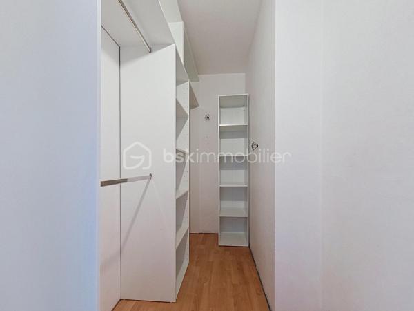 ***Brou-sur-Chantereine***
Venez découvrir cet appartement  situé au 4ème et dernier étage sans ascenseur, dans la résidence recherchée " Chanteclair ",  calme et sécurisée.
Proche de toutes commodités: écoles, commerces, clinique, gare Vaires / Torcy à 15 minutes à pied.
Il se compose d'une entrée, d'un salon LUMINEUX, une grande cuisine entièrement aménagée et équipée donnant sur un balcon, de trois chambres, un grand dressing aménagé, une salle de bain et un WC séparé.
Un emplacement de parking.
Une cave en sous-sol.
*Charges comprenant l'eau et chauffage inclus.
* Ravalement récent

Les atouts:
- Très Lumineux avec une belle vue arborée, sans aucun vis à vis.
- Une cave + un emplacement de parking,
- Résidence calme et sécurisée,
- De nombreux rangements,
- Aucun travaux à prévoir,
- Ravalement récent.
***Accordez-vous une simple visite et laissez-vous charmer !