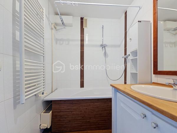 ***Brou-sur-Chantereine***
Venez découvrir cet appartement  situé au 4ème et dernier étage sans ascenseur, dans la résidence recherchée " Chanteclair ",  calme et sécurisée.
Proche de toutes commodités: écoles, commerces, clinique, gare Vaires / Torcy à 15 minutes à pied.
Il se compose d'une entrée, d'un salon LUMINEUX, une grande cuisine entièrement aménagée et équipée donnant sur un balcon, de trois chambres, un grand dressing aménagé, une salle de bain et un WC séparé.
Un emplacement de parking.
Une cave en sous-sol.
*Charges comprenant l'eau et chauffage inclus.
* Ravalement récent

Les atouts:
- Très Lumineux avec une belle vue arborée, sans aucun vis à vis.
- Une cave + un emplacement de parking,
- Résidence calme et sécurisée,
- De nombreux rangements,
- Aucun travaux à prévoir,
- Ravalement récent.
***Accordez-vous une simple visite et laissez-vous charmer !