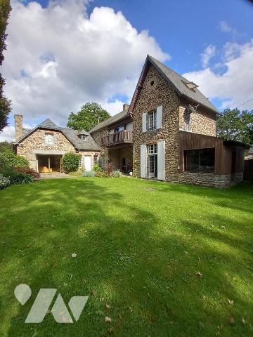 Cette belle propriété a une surface habitable de 230 m². Sur 2 niveaux seulement, et construite...