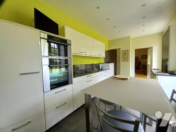 Cette belle propriété a une surface habitable de 230 m². Sur 2 niveaux seulement, et construite...