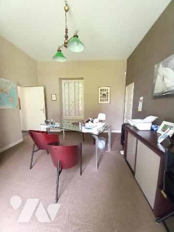 Cette belle propriété a une surface habitable de 230 m². Sur 2 niveaux seulement, et construite...