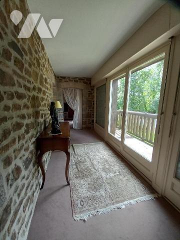 Cette belle propriété a une surface habitable de 230 m². Sur 2 niveaux seulement, et construite...