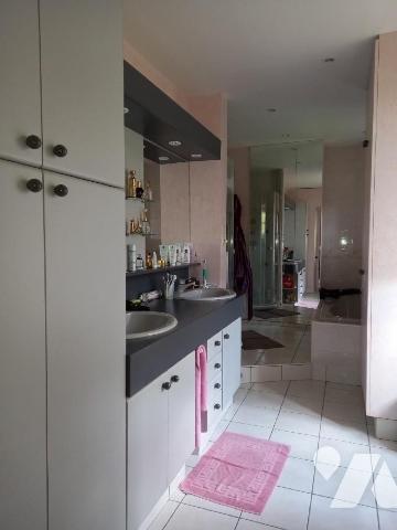 Cette belle propriété a une surface habitable de 230 m². Sur 2 niveaux seulement, et construite...