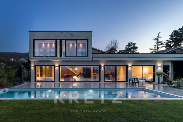 Villa d'architecte avec piscine et vue dégagée