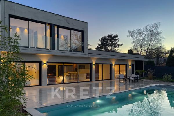 Villa d'architecte avec piscine et vue dégagée