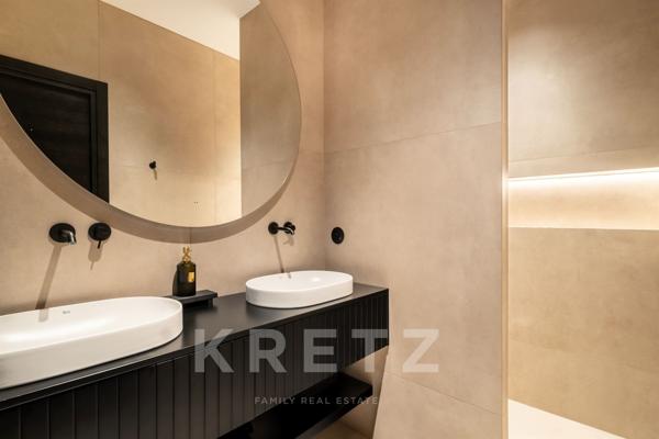 Villa d'architecte avec piscine et vue dégagée