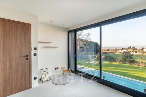 Villa d'architecte avec piscine et vue dégagée