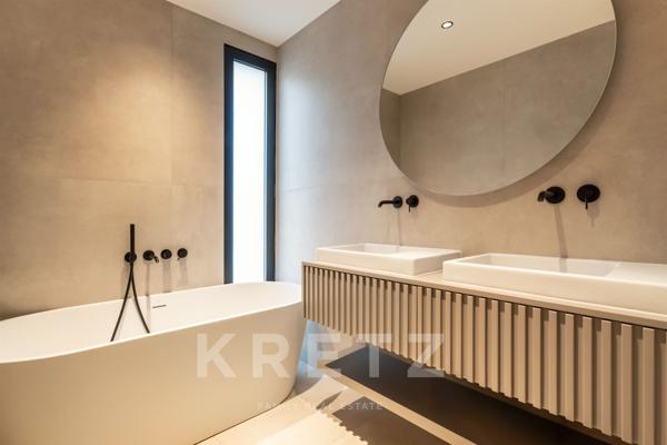 Villa d'architecte avec piscine et vue dégagée