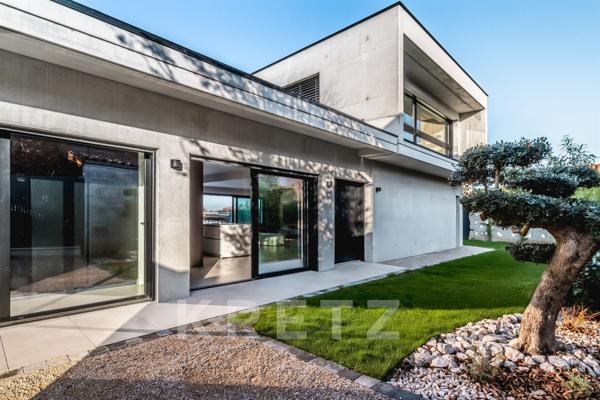 Villa d'architecte avec piscine et vue dégagée