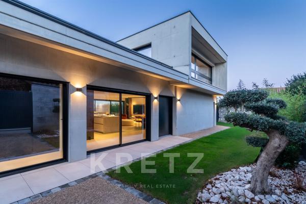 Villa d'architecte avec piscine et vue dégagée