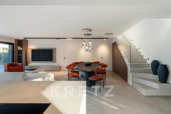 Villa d'architecte avec piscine et vue dégagée