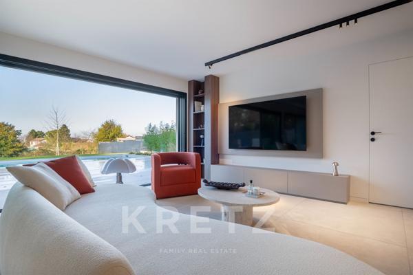 Villa d'architecte avec piscine et vue dégagée