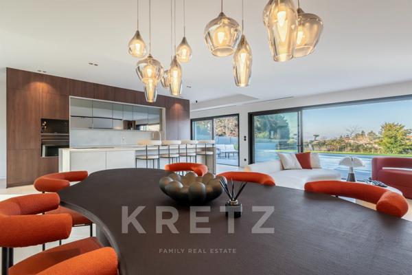 Villa d'architecte avec piscine et vue dégagée