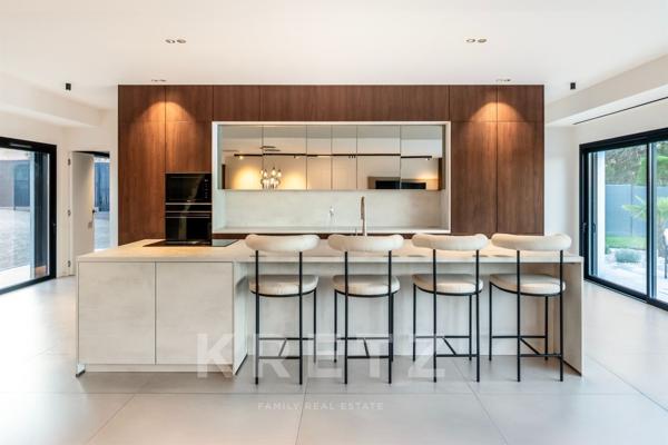 Villa d'architecte avec piscine et vue dégagée