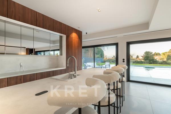 Villa d'architecte avec piscine et vue dégagée