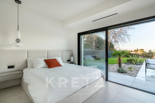 Villa d'architecte avec piscine et vue dégagée