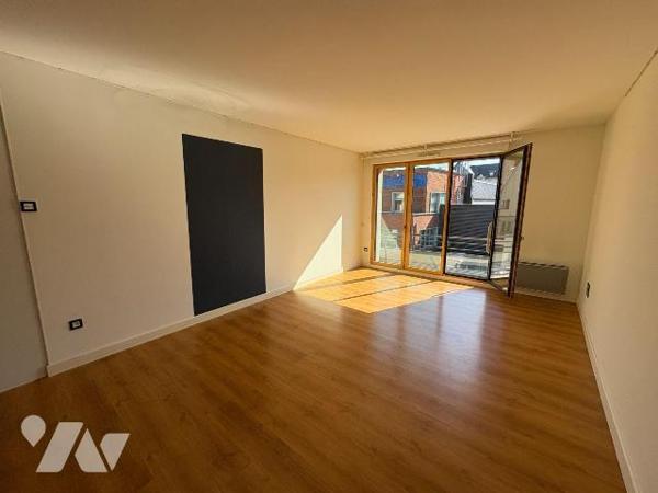 Appartement situé au premier étage d'une résidence récente, à proximité immédiate des commerces...