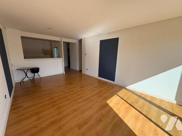 Appartement situé au premier étage d'une résidence récente, à proximité immédiate des commerces...