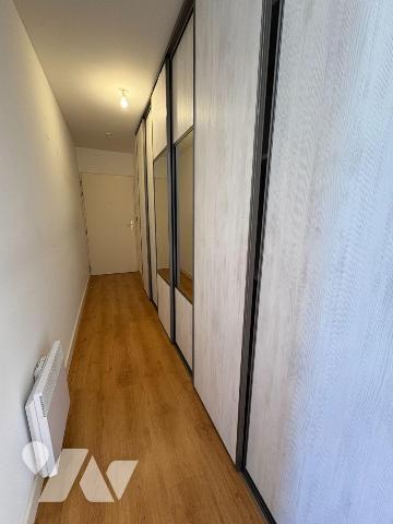 Appartement situé au premier étage d'une résidence récente, à proximité immédiate des commerces...