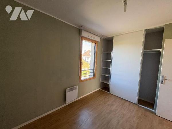 Appartement situé au premier étage d'une résidence récente, à proximité immédiate des commerces...