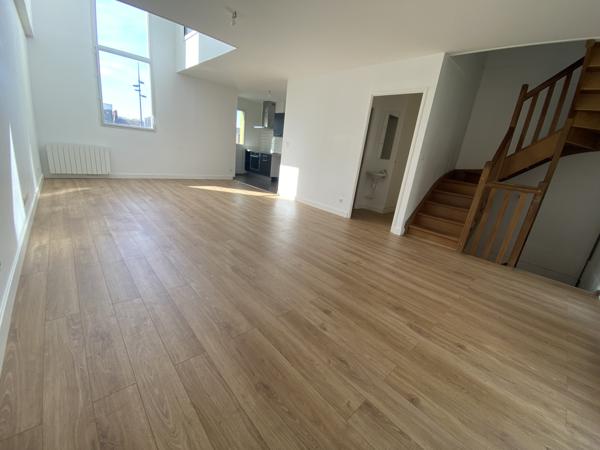 Maison atypique en plein centre de Roubaix, 4 chambres, 2 garages ROUBAIX CENTRE – MAISON ATYPIQUE DE 119 m² – 4 CHAMBRES – 2 GARAGES – DPE C