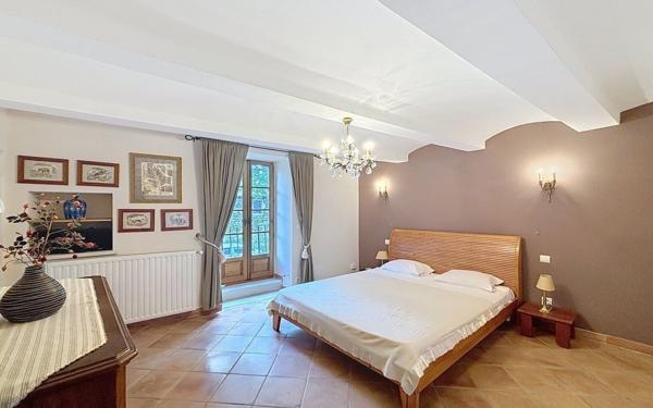 Maison à vendre    7 pièces •  Barjac