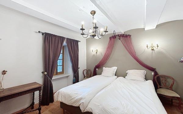 Maison à vendre    7 pièces •  Barjac