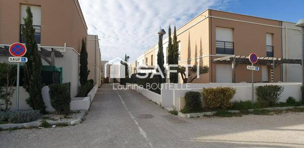 Maison récente 3 chambres, jardinet et places de parking