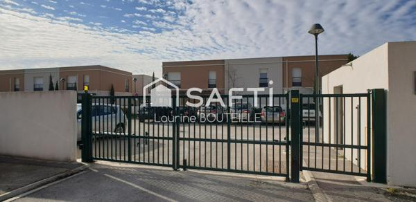 Maison récente 3 chambres, jardinet et places de parking
