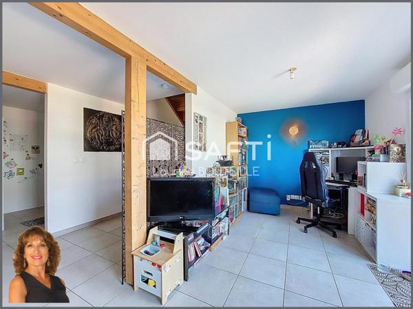 Maison récente 3 chambres, jardinet et places de parking