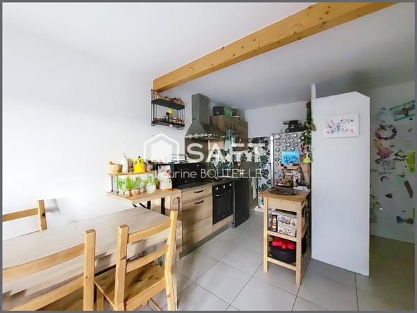 Maison récente 3 chambres, jardinet et places de parking